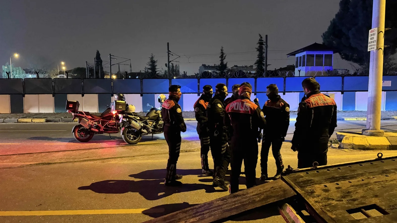 hafif ticari araçla geçirdikleri kaza nedeniyle 2 yunus polisi yaralandı