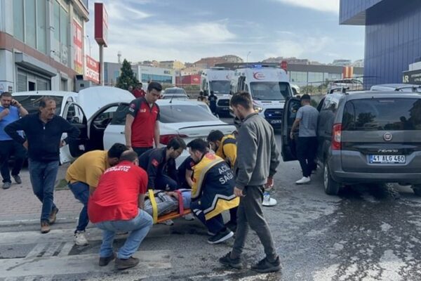 Hafif Ticari Araçla Otomobil Çarpıştı: 1 Kişi Yaralandı