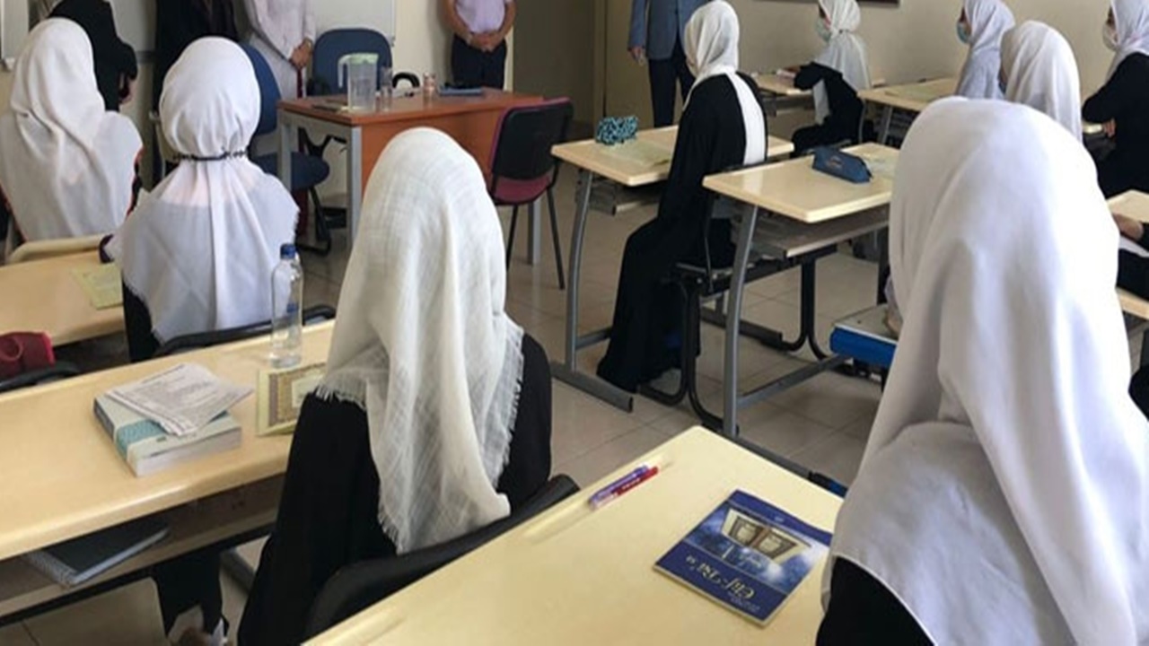 hafızlık ve kuran eğitimini tamamlayan Öğrencilere teşekkür belgesi