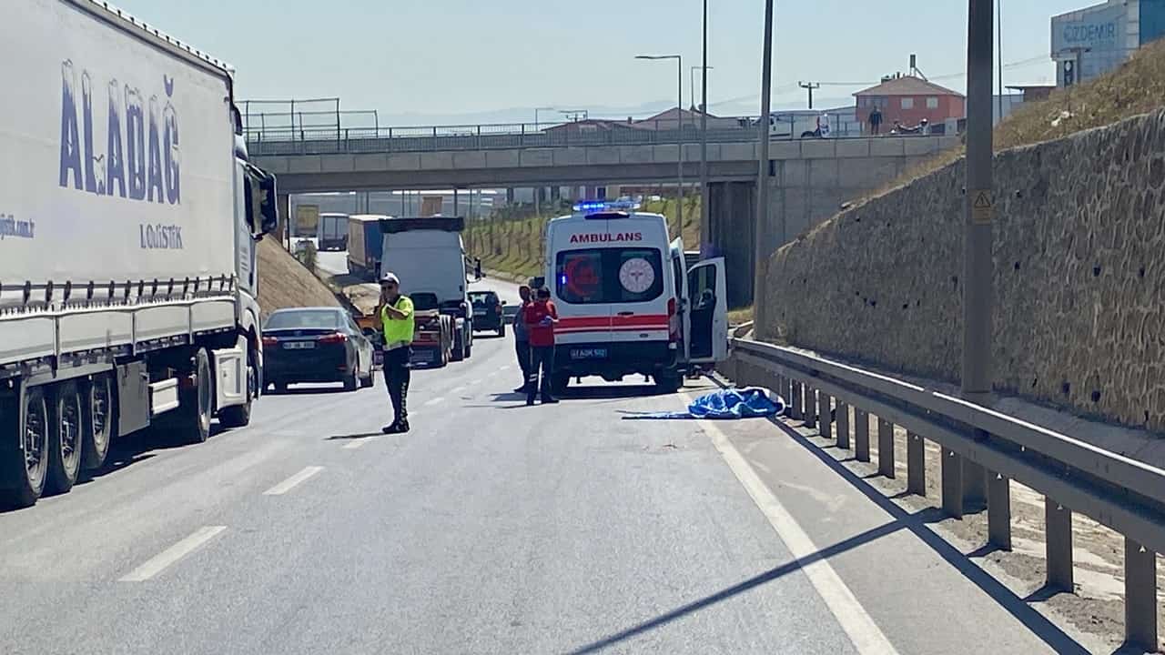 hafriyat kamyonuyla Çarpışan motosikletli kurye hayatını kaybetti