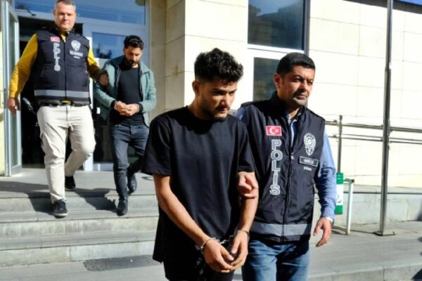 Hakim Rolüyle Öğretmen Çifti Kandıran Dolandırıcı Tutuklandı