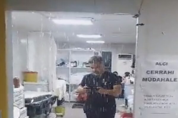 Hatay’da Şiddetli Yağıştan Dolayı Sahra Hastanesini Sular Bastı