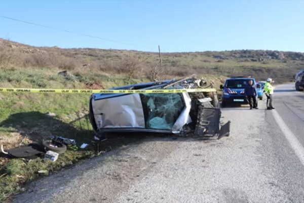 Minibüsle Çarpışan Otomobil Sürücüsü Hayatını Kaybetti