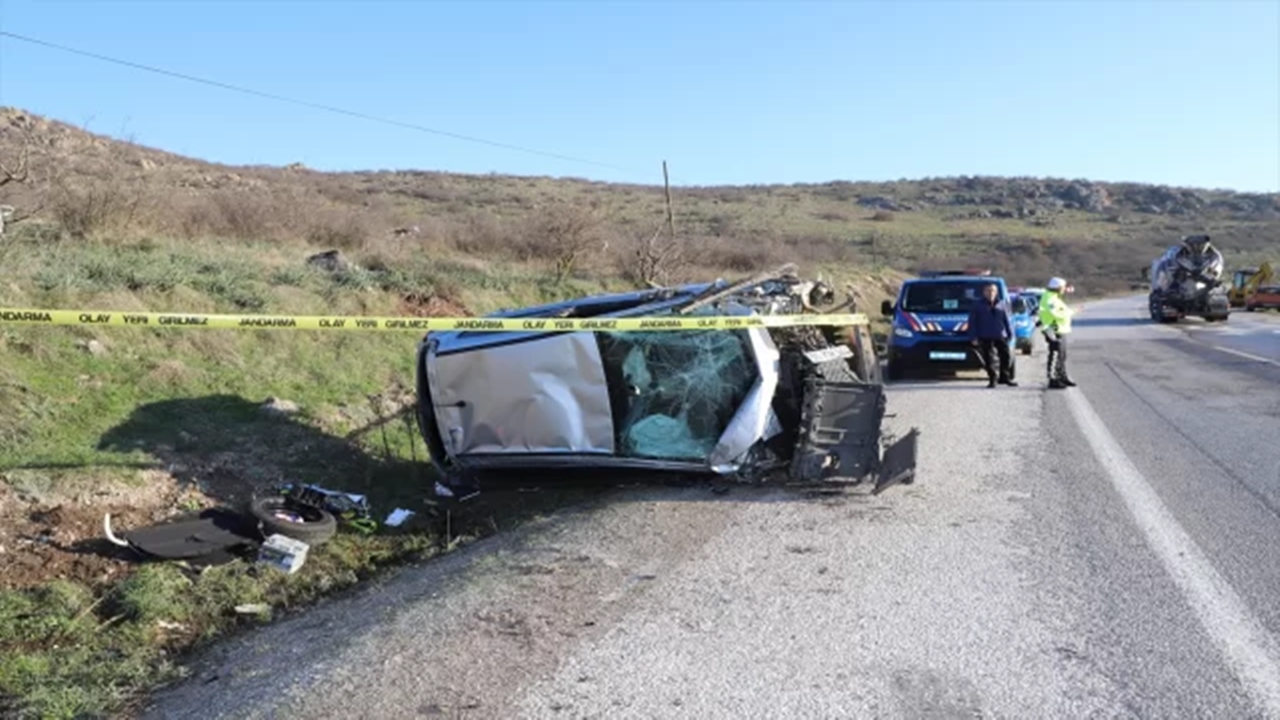 Minibüsle Çarpışan Otomobil Sürücüsü Hayatını Kaybetti