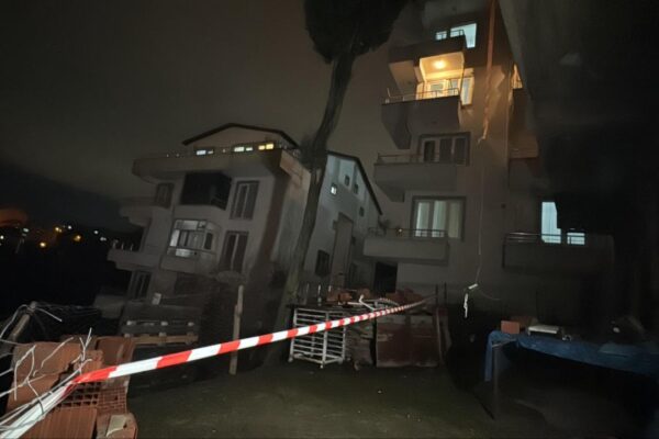 Heyelan Nedeniyle Yıkılma Tehlikesi Bulunan Bina Boşaltıldı