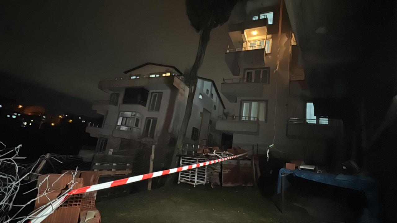 heyelan nedeniyle yıkılma tehlikesi bulunan bina boşaltıldı