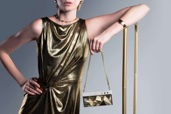 Honor İnce Ve Şık HONOR V Purse Modelini Tanıttı