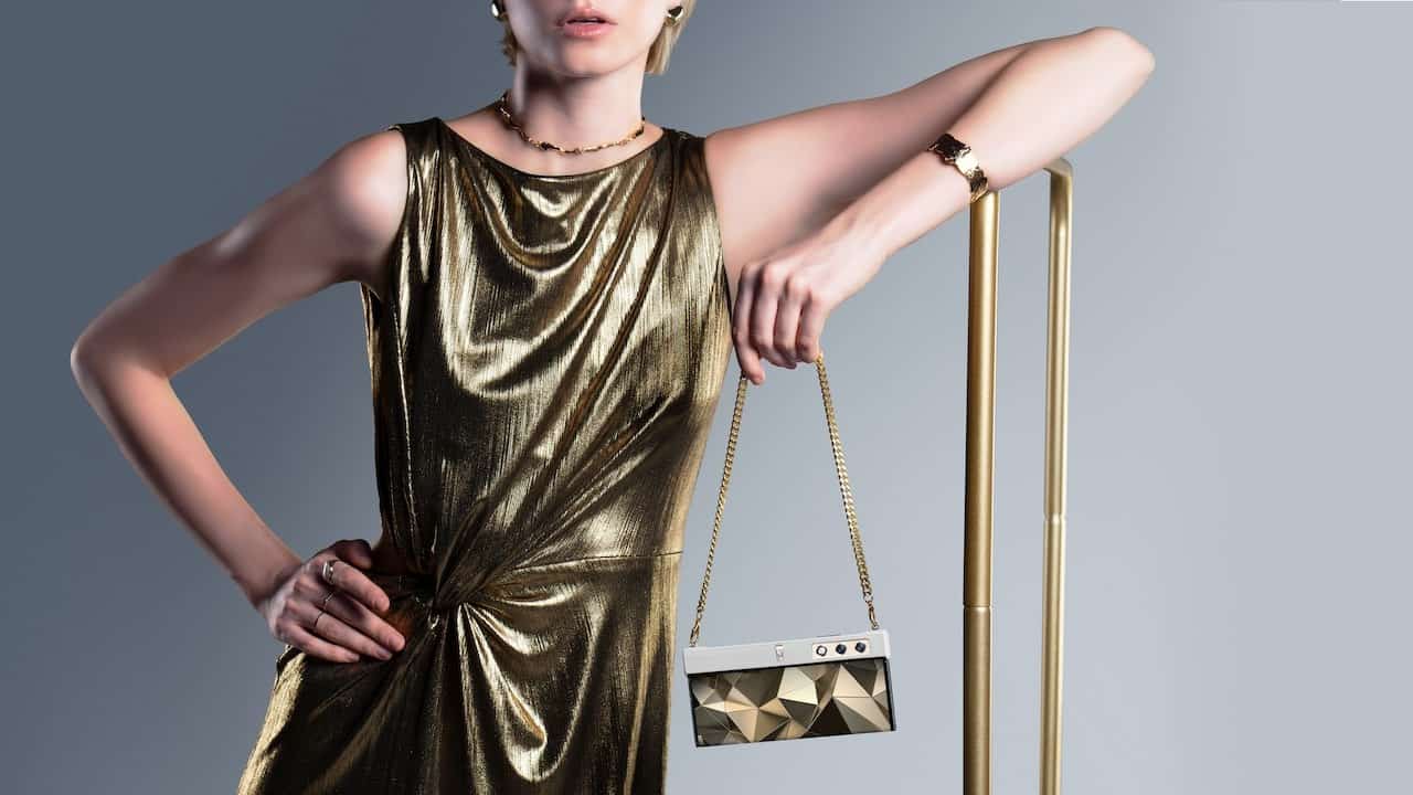 honor İnce ve Şık honor v purse modelini tanıttı