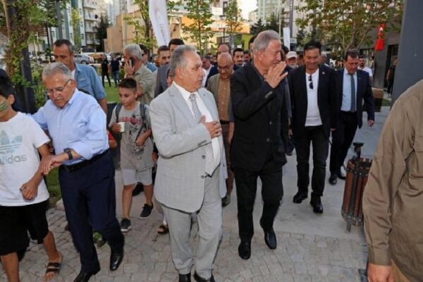 Hulusi Akar’dan Mevlana Meydanı’na tam not