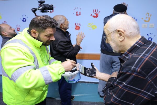 Huzurevi Sakinleri Sprey Boya Ve El Baskısıyla Duvarları Renklendirdi