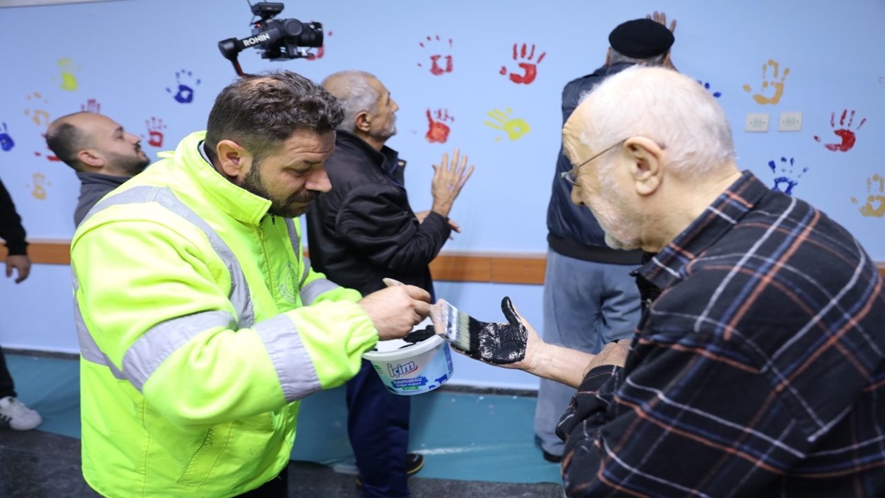 huzurevi sakinleri sprey boya ve el baskısıyla duvarları renklendirdi