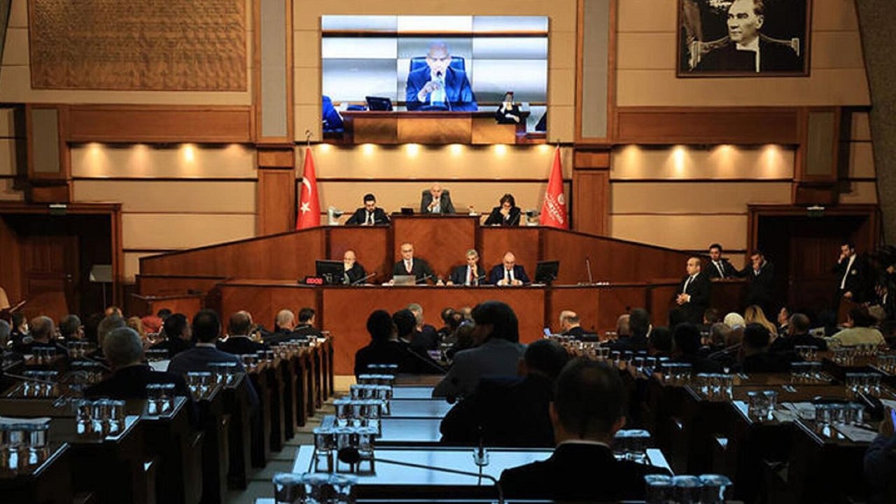 İbb meclisinde İmamoğlunun seçim vaatleri ve fatihin portresi tartışıldı