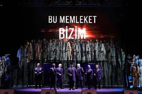 İBB Şehir Tiyatroları, Cumhuriyetin 100. Yılını “Bu Memleket Bizim” Oyunuyla Kutladı!
