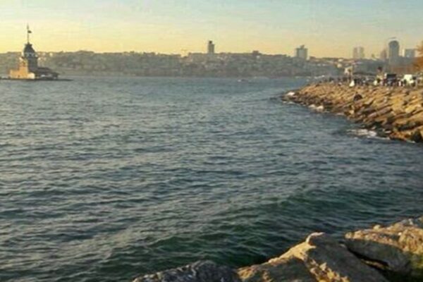 İBB Üsküdar Sahilinde Kaçak Kafenin Yıkımını Gerçekleştirdi