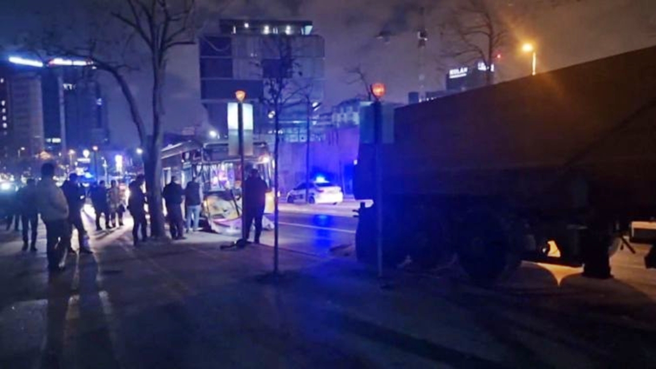 İett otobüsü hafriyat kamyonuna Çarptı 8 yolcu yaralandı