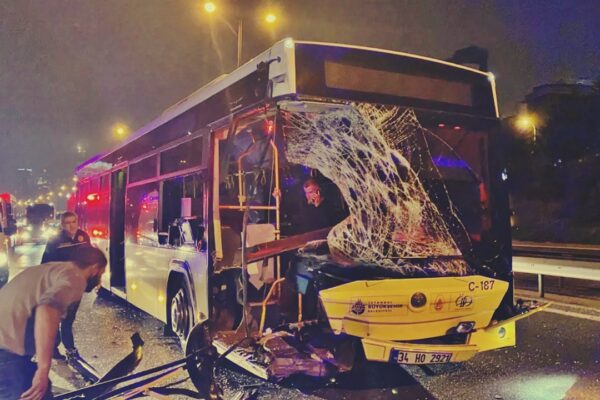 İETT Otobüsü İle Minibüsün Çarpıştı: 2 Yaralı