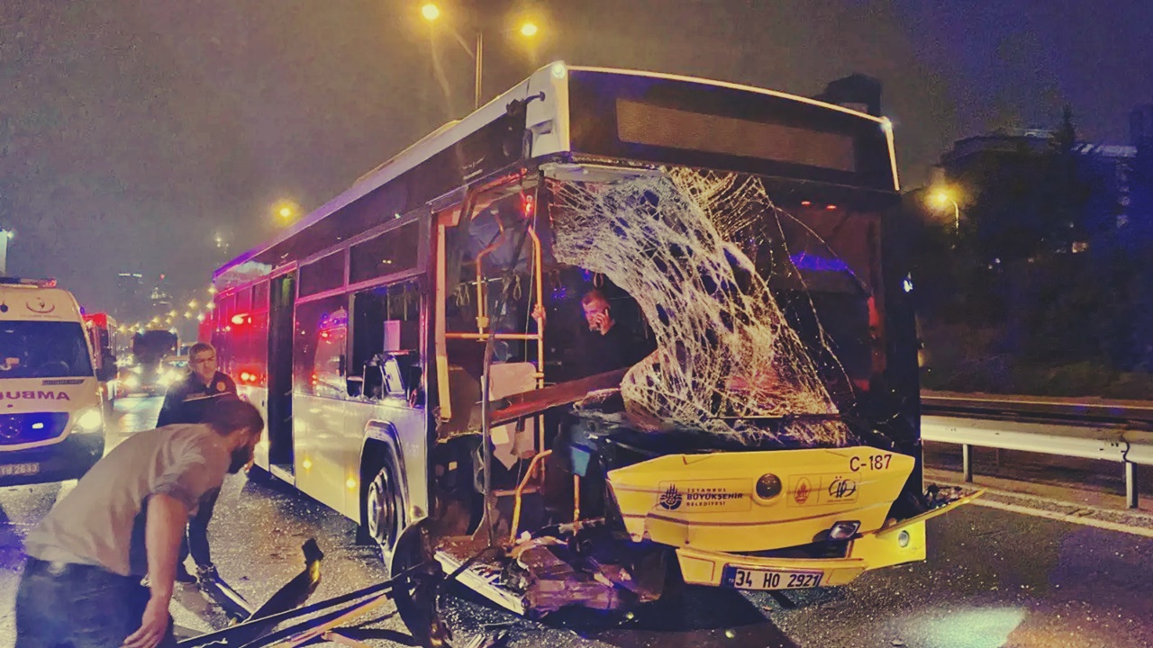 İett otobüsü İle minibüsün Çarpıştı 2 yaralı