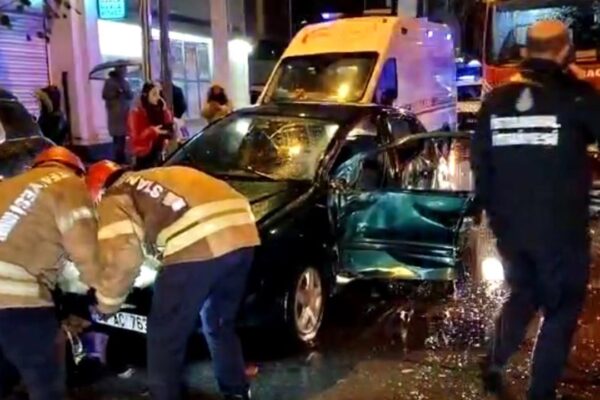 İETT Otobüsü İle Otomobil Çarpıştı