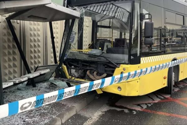 İETT Otobüsü Ümraniye’de Durağa Çarptı
