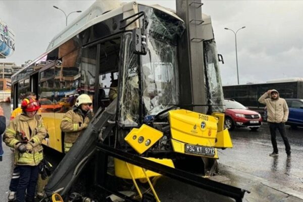 İETT Otobüsü Yön Tabelası Direğine Çarptı