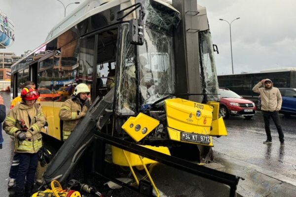 İETT Otobüsü Yön Tabelasına Çarptı