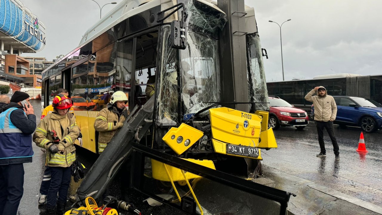 İett otobüsü yön tabelasına Çarptı
