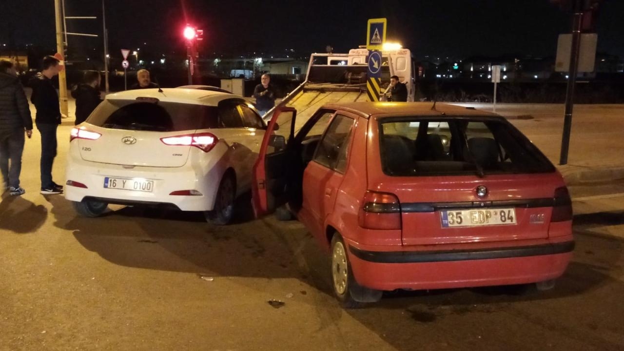 İki otomobil Çarpıştı 5 kişi yaralandı