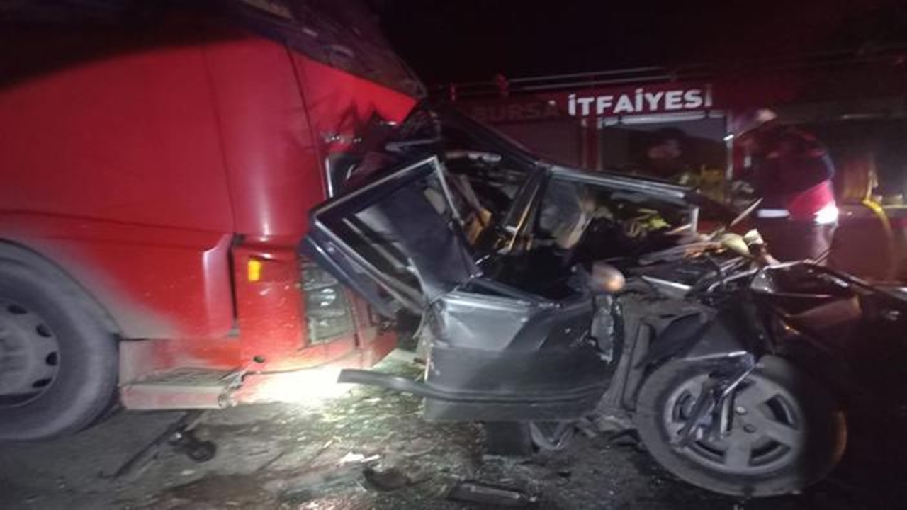 İki tır arasına sıkışan otomobil sürücüsü Öldü