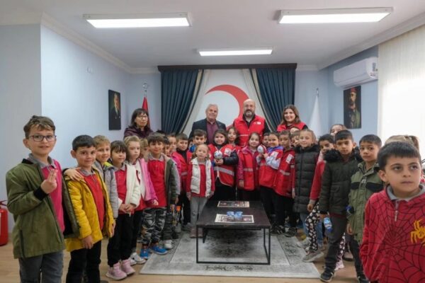 İlkokul Öğrencileri Harçlıklarını Gazze İçin Topladı