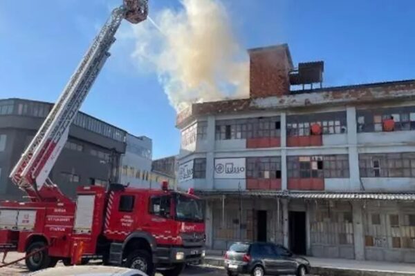 İnegöl’de Mobilya Malzemeleri Deposunda Çıkan Yangın Söndürüldü