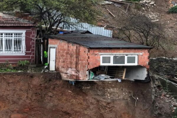 İnşaat Alanında Toprak Kayması: 3 Gecekondu Boşaltıldı