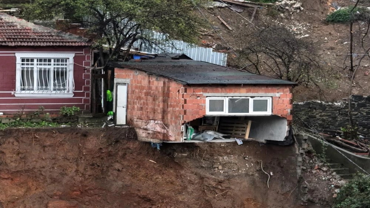 İnşaat alanında toprak kayması 3 gecekondu boşaltıldı