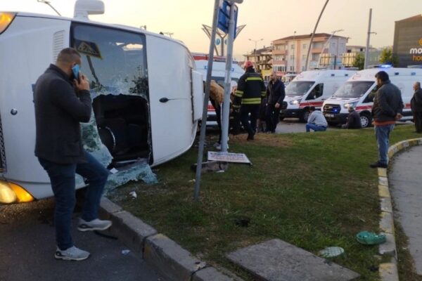 İşçi Servisi ve Halk Otobüsü Çarpıştı: 11 Kişi Yaralandı