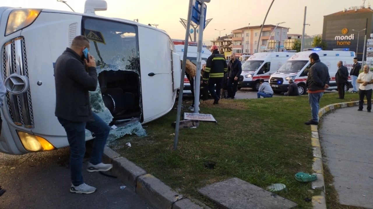 İşçi servisi ve halk otobüsü Çarpıştı 11 kişi yaralandı