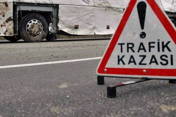 İşçi Servisi ve Taksi Çarpıştı: 13 Kişi Yaralandı