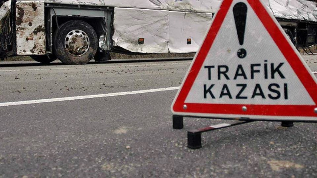 İşçi servisi ve taksi Çarpıştı 13 kişi yaralandı