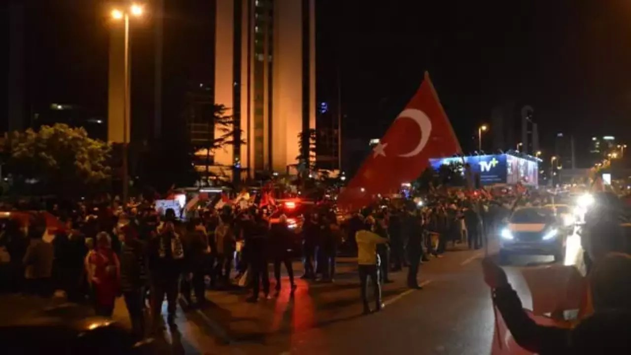 İsrail başkonsolosluğuna girdiler