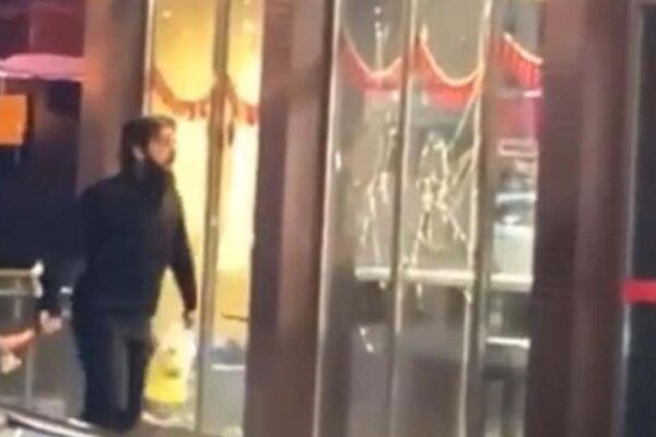 İsrail’e Kızdı, McDonald’s Şubesini Molotofla Ateşe Verdi