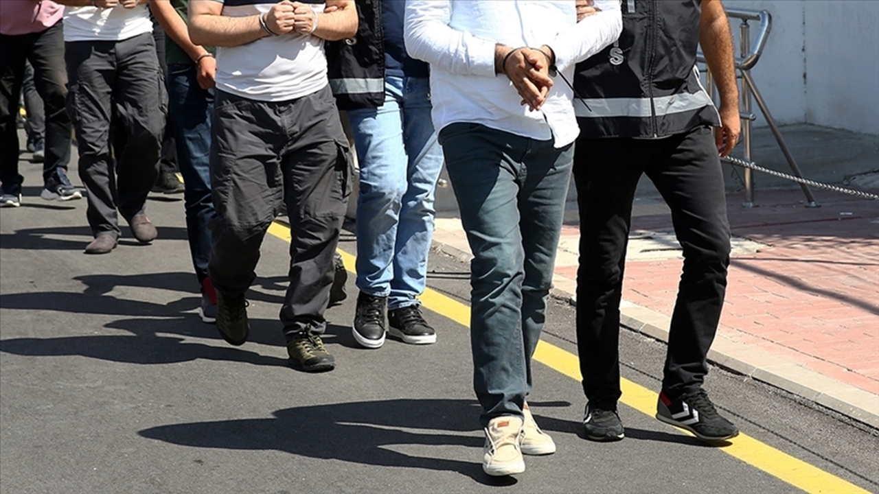 İstanbul Merkezli Suç Örgütü Operasyonlarında Yakalanan 65 Zanlı Adliyede