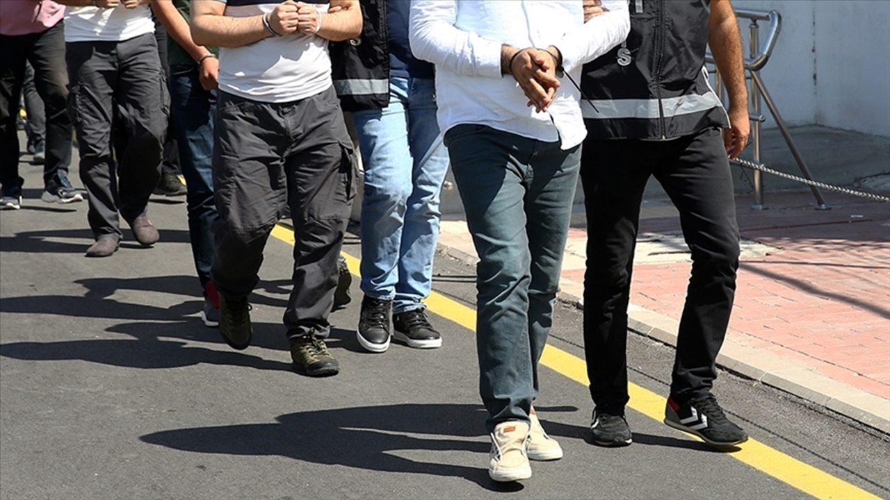 İstanbul merkezli suç Örgütü operasyonlarında yakalanan 65 zanlı adliyede