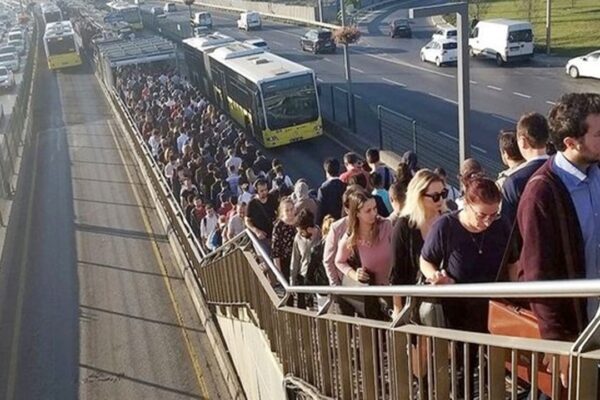 İstanbul Metrobüs Hatlarında Yoğunluk Yaşanıyor