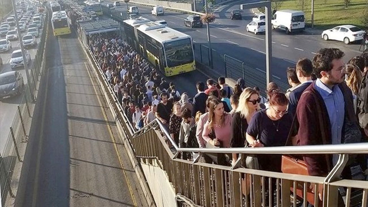 İstanbul metrobüs hatlarında yoğunluk yaşanıyor