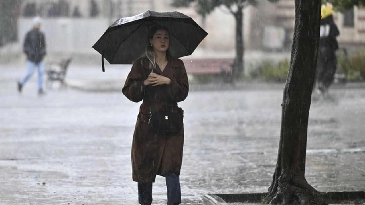 İstanbul Şiddetli Yağmur ve Fırtınaya Teslim Oldu