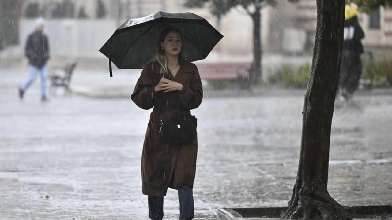 İstanbul Şiddetli yağmur ve fırtınaya teslim oldu
