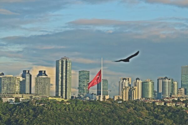 İstanbul’da Bayraklar Yarıya İndirildi