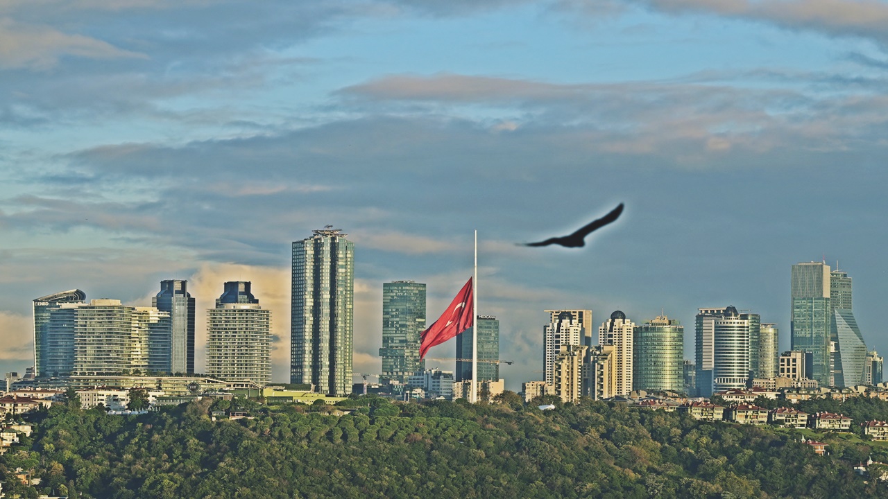 İstanbulda bayraklar yarıya İndirildi