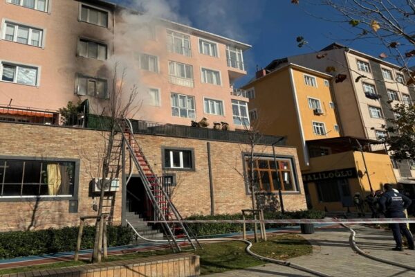 İstanbul’da Bir Apartmanın İlk Katında Yangın Çıktı