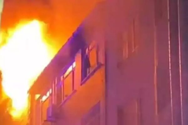 İstanbul’da Bir Binanın Çatısında Çıkan Yangın Söndürüldü