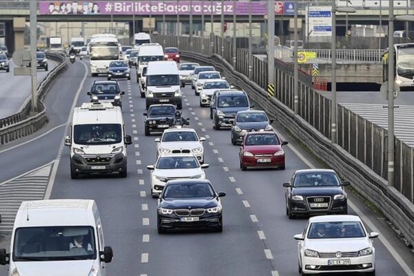 İstanbul’da Haftanın İlk Gününde Trafik Yoğunluğu Yaşanıyor