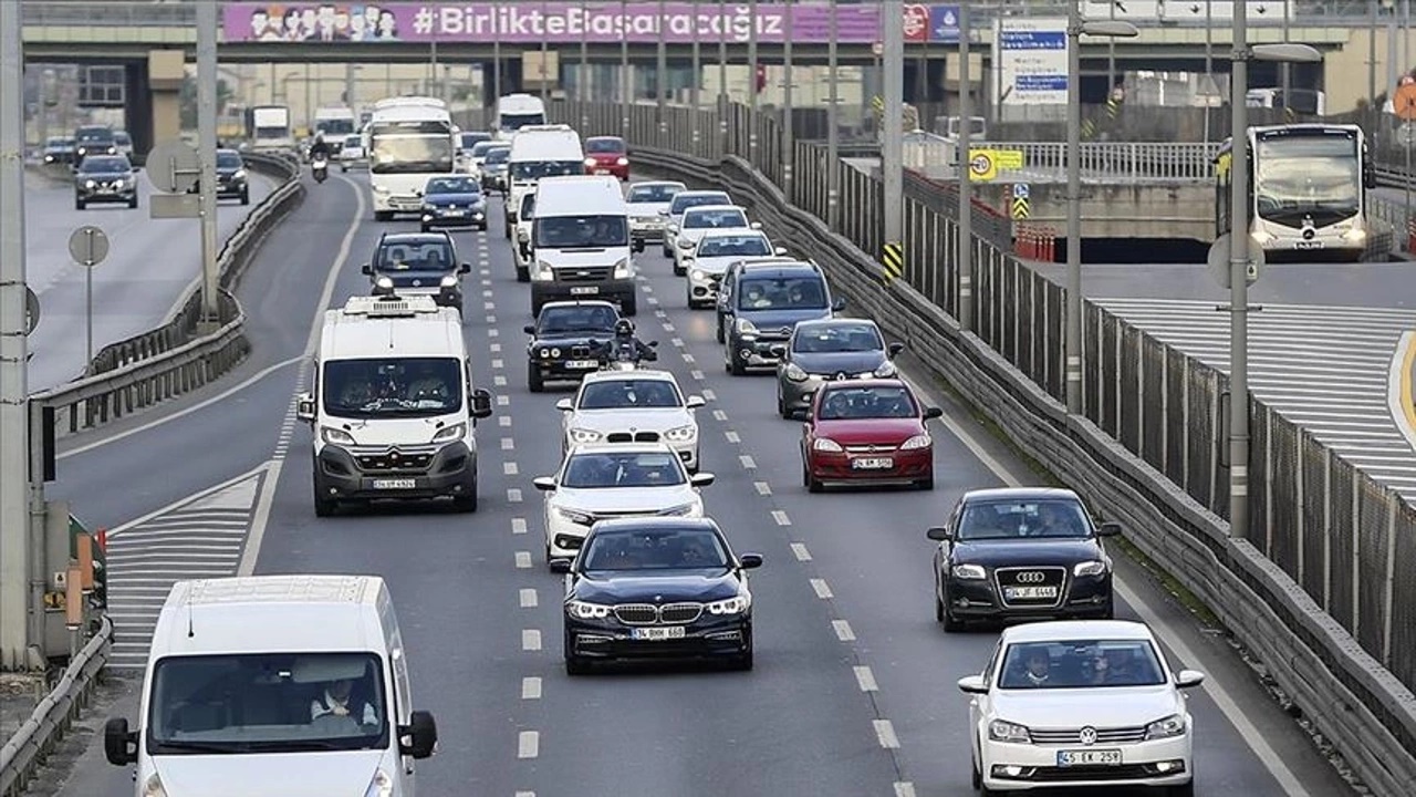 İstanbulda haftanın İlk gününde trafik yoğunluğu yaşanıyor